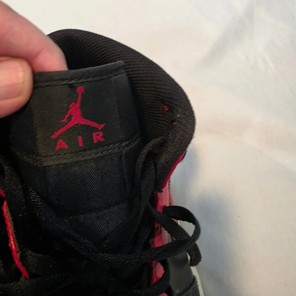 Nike Air Jordan 1 Mid Men 11.5 Black Red Good 554724-074 Bred Sneakers